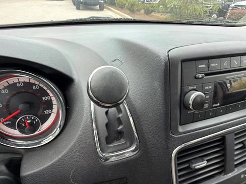 Used 2015 Dodge Grand Caravan American Value Package w/ UConnect Hands-Free Group FWD image 31
