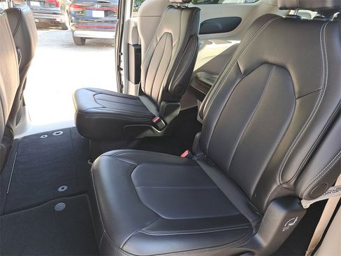 Used 2024 Chrysler Pacifica Touring-L image 14