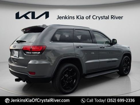 Used 2019 Jeep Grand Cherokee Laredo AWD/4WD image 5