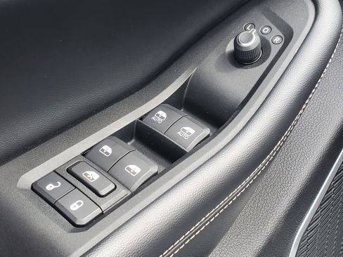 Used 2022 Jeep Grand Cherokee Laredo w/ Luxury Tech Group I AWD/4WD image 9