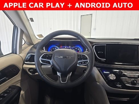 Used 2023 Chrysler Pacifica Limited image 2