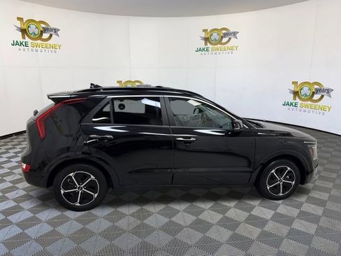 Used 2023 Kia Niro SX image 11