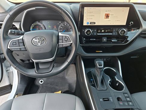 Used 2023 Toyota Highlander Bronze Edition image 13