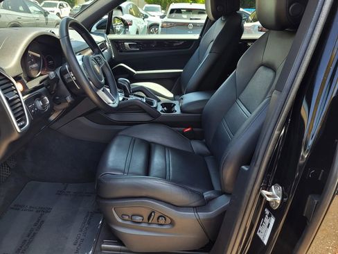 Used 2022 Porsche Cayenne w/ Premium Package image 16