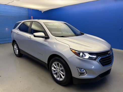 Used 2021 Chevrolet Equinox LT image 2