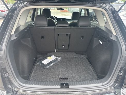 Used 2025 Volkswagen Taos SE w/ Panoramic Sunroof Package image 16