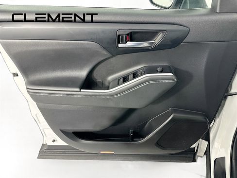 Used 2022 Toyota Highlander XLE image 28