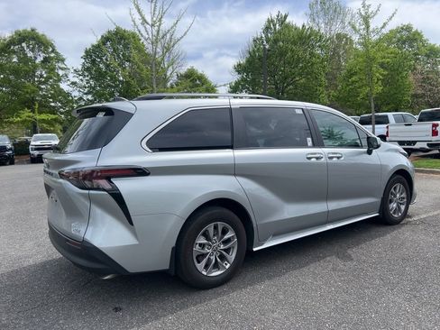 Used 2025 Toyota Sienna XLE image 6
