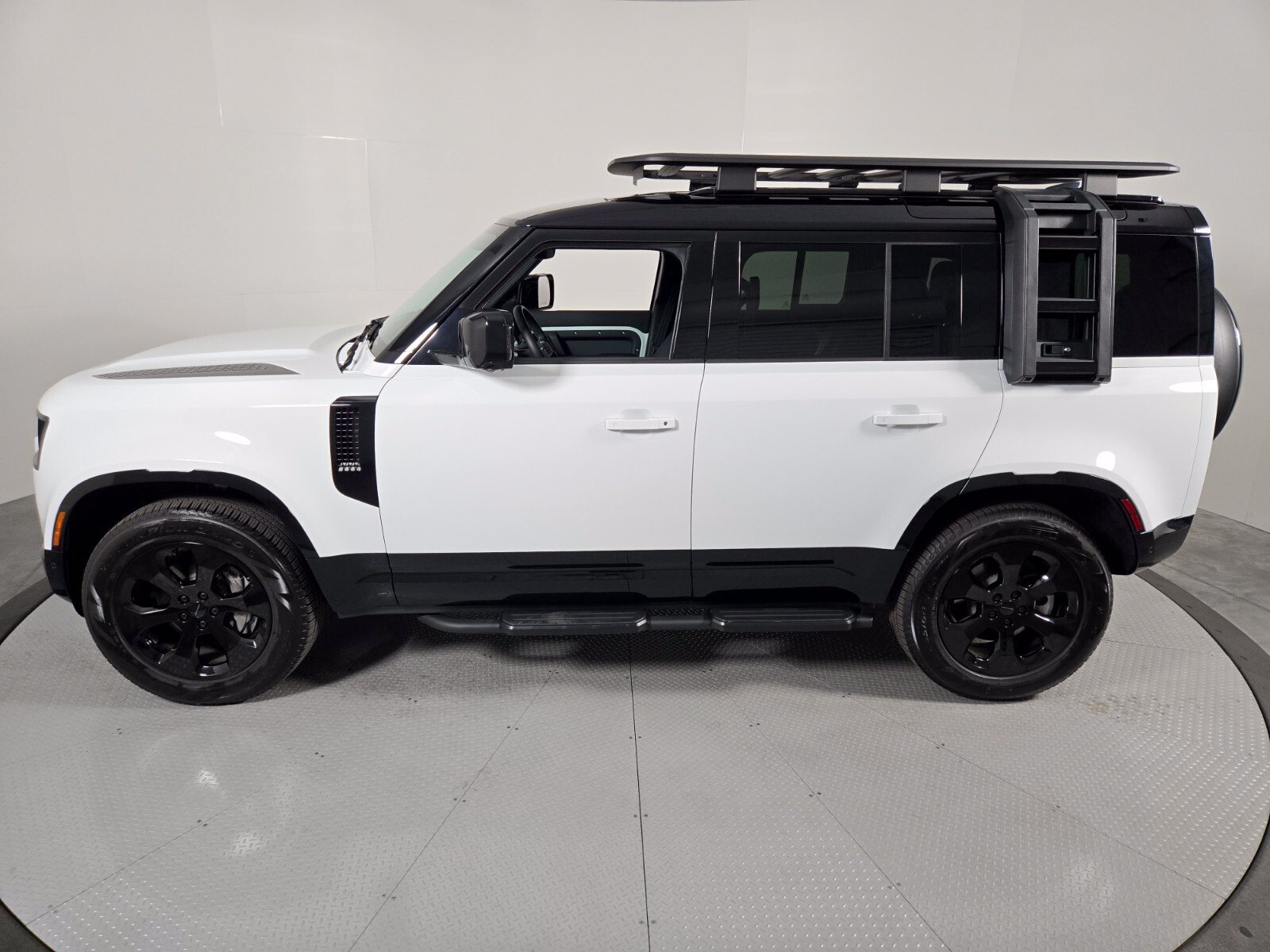 Used 2026 Land Rover Defender 110 X-Dynamic SE AWD/4WD image 32
