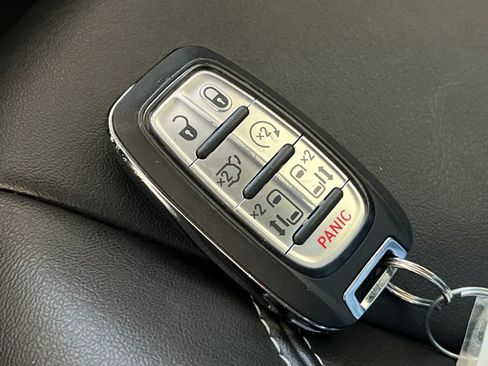 Used 2025 Chrysler Pacifica Select FWD image 30