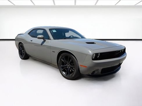 Used 2018 Dodge Challenger R/T w/ Driver Convenience Group RWD image 3