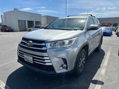 Used 2017 Toyota Highlander XLE AWD/4WD image 3