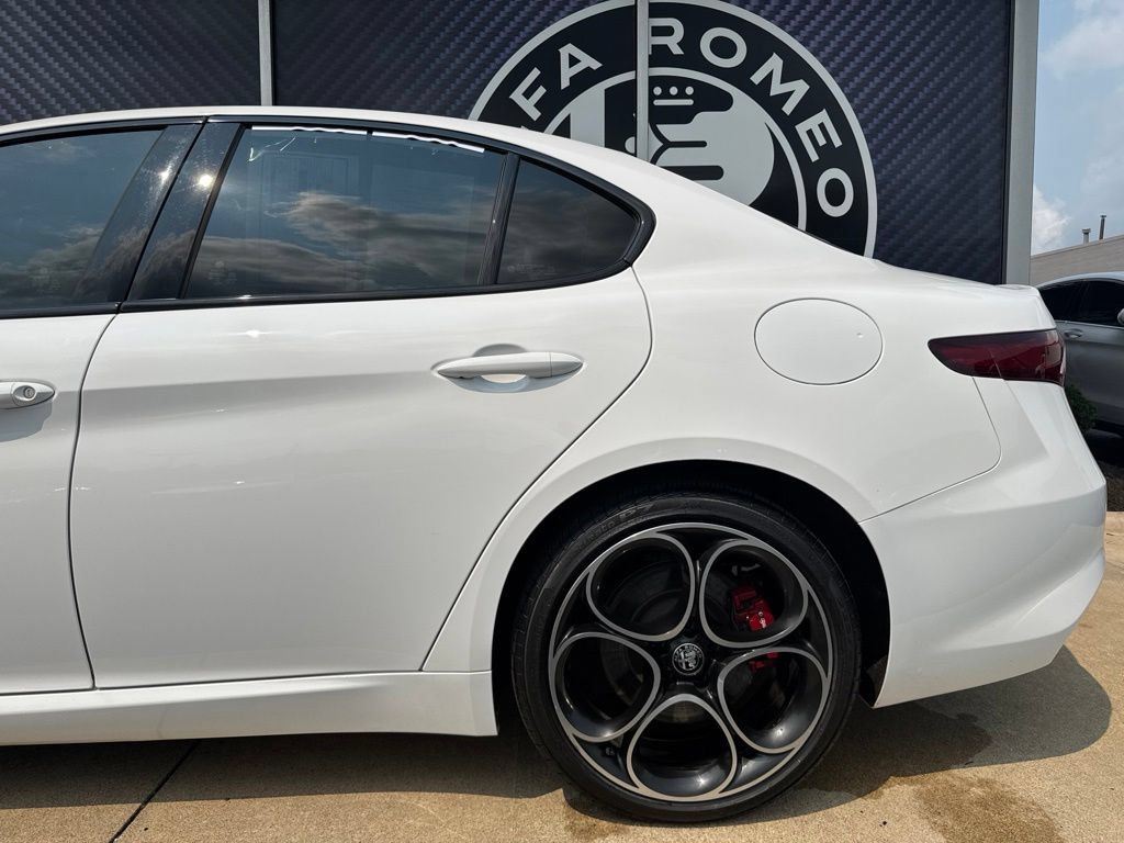 Used 2022 Alfa Romeo Giulia Veloce AWD/4WD image 14
