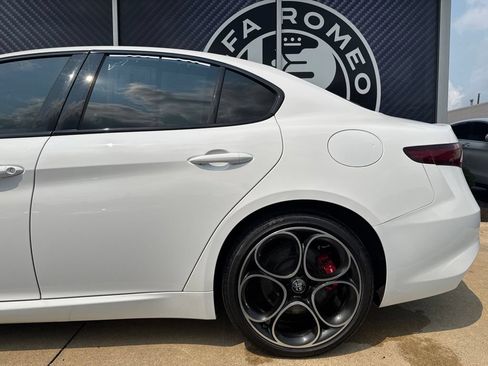 Used 2022 Alfa Romeo Giulia Veloce AWD/4WD image 14