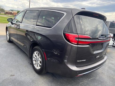 Used 2023 Chrysler Pacifica Touring-L FWD image 4