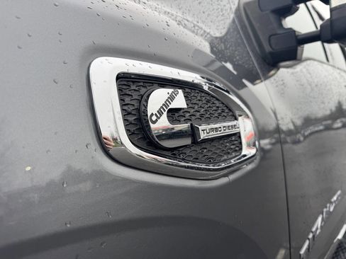 Used 2017 Nissan Titan SL w/ Chrome Package image 2