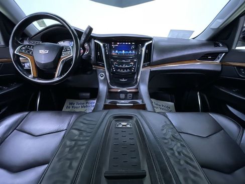 Used 2017 Cadillac Escalade Luxury image 17
