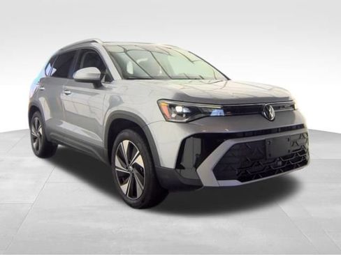 Used 2025 Volkswagen Taos SE AWD/4WD image 3