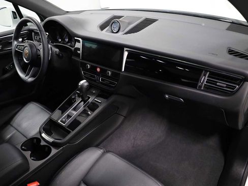 Certified 2025 Porsche Macan image 6
