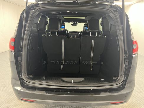 Used 2023 Chrysler Pacifica Limited w/ Uconnect Theater Family Group FWD image 51
