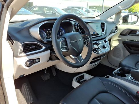 Used 2024 Chrysler Pacifica Touring-L FWD image 20