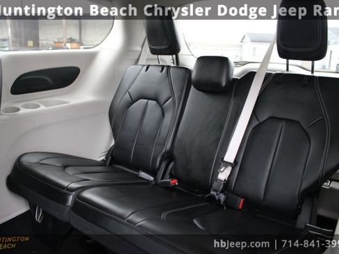 Used 2023 Chrysler Pacifica Touring-L image 34