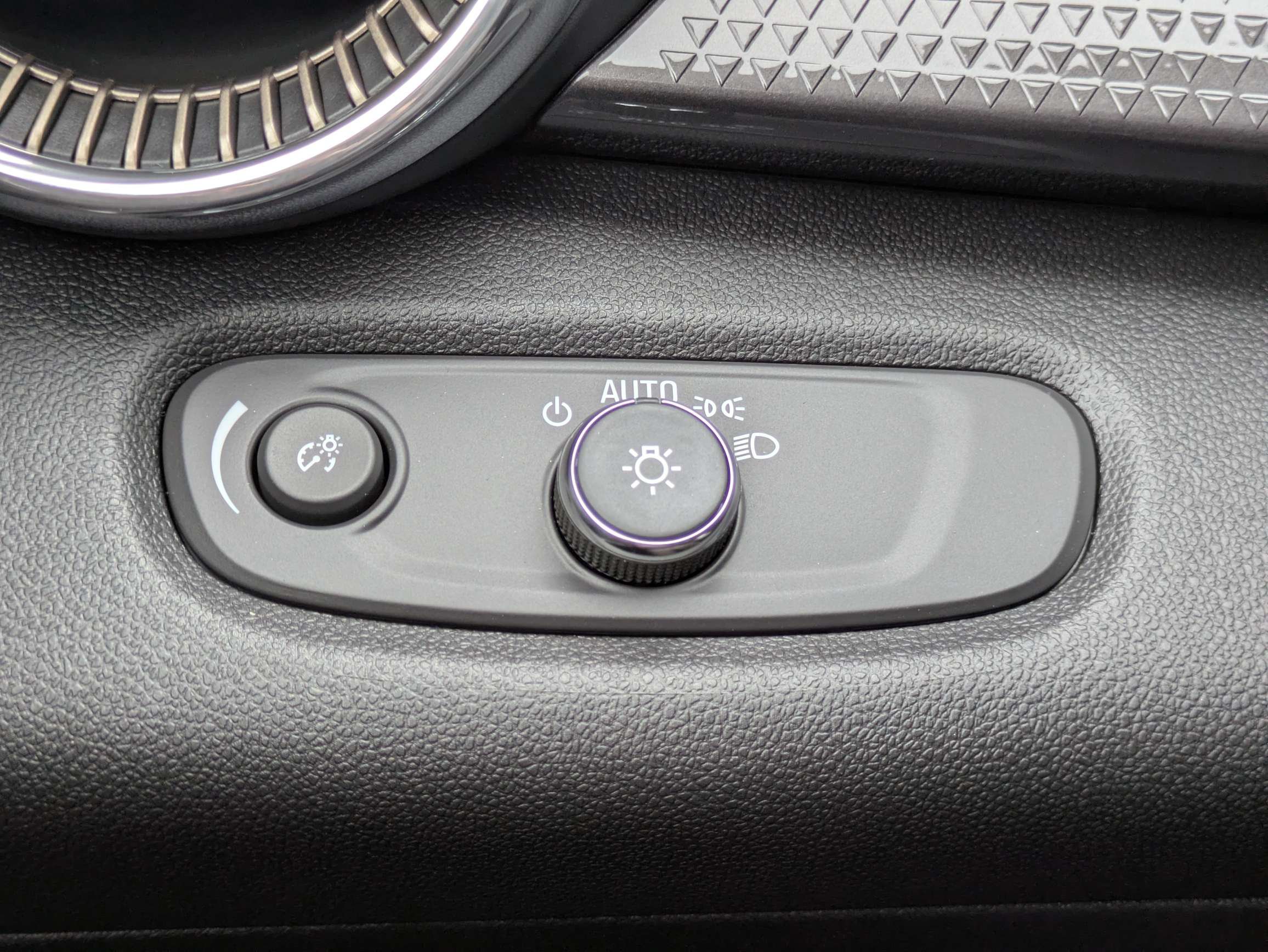 New 2026 Chevrolet Trax ACTIV w/ Sunroof Package FWD image 15