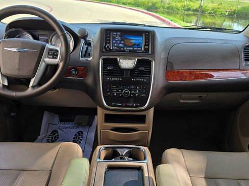 Used 2014 Chrysler Town & Country Touring-L w/ Driver Convenience Group FWD image 25