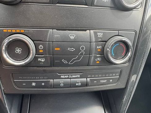 Used 2018 Ford Explorer XLT image 37