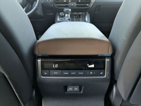 Used 2024 Lexus GX 550 w/ Accessory Package (Z1) AWD/4WD image 18