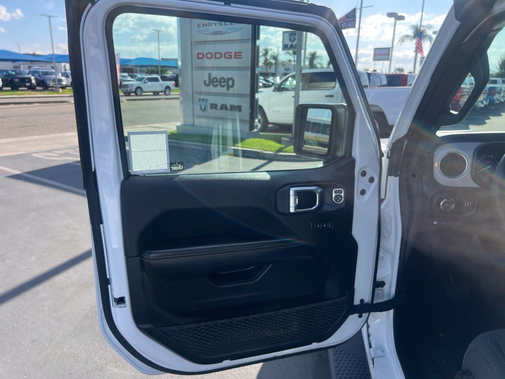 Used 2025 Jeep Wrangler Unlimited Sahara AWD/4WD image 19