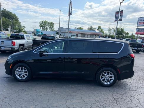Used 2025 Chrysler Pacifica Select FWD image 4