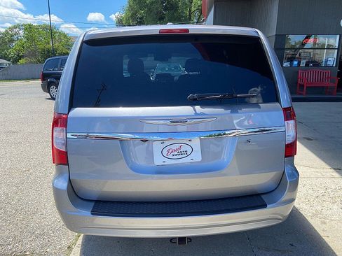 Used 2015 Chrysler Town & Country S w/ Driver Convenience Group FWD image 3