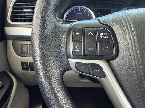 Used 2018 Toyota Highlander LE FWD image 16