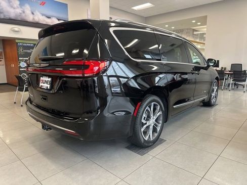 New 2026 Chrysler Pacifica Pinnacle image 9