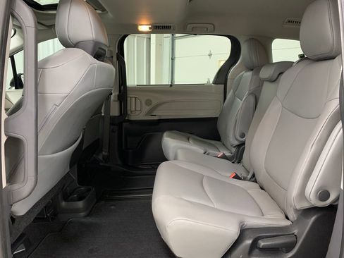 Used 2022 Toyota Sienna XLE image 15