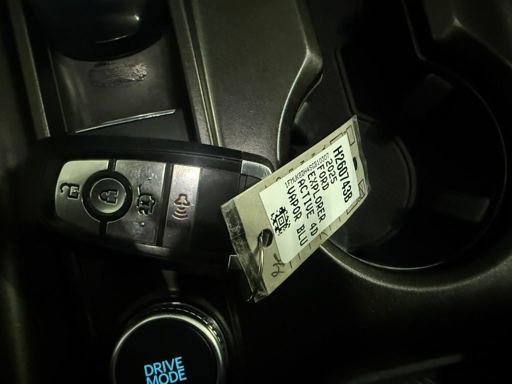Used 2025 Ford Explorer Active AWD/4WD image 39