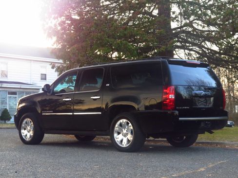 Used 2010 Chevrolet Suburban LTZ image 3