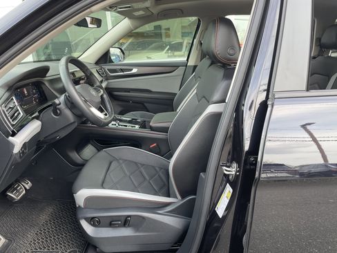 Used 2024 Volkswagen Atlas Peak Edition SE image 7