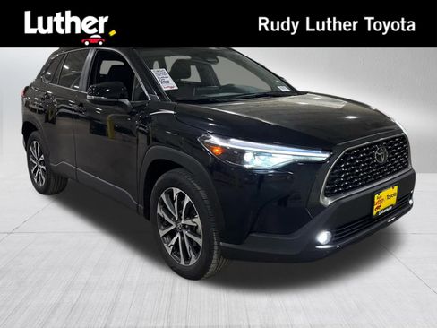 Used 2025 Toyota Corolla Cross XLE image 1