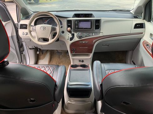 Used 2014 Toyota Sienna XLE FWD image 26