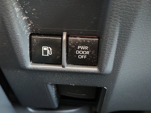 Used 2024 Toyota Sienna LE FWD image 23