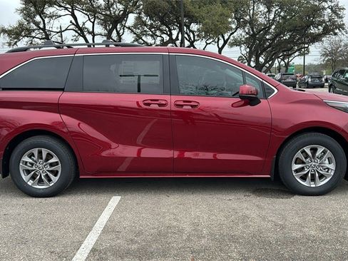 New 2026 Toyota Sienna LE image 10