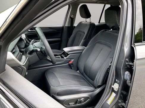 Used 2023 Jeep Grand Cherokee Laredo image 21