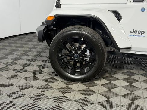 Used 2025 Jeep Wrangler Unlimited Sahara w/ Safety Group AWD/4WD image 9