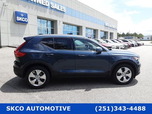 Used 2021 Volvo XC40 T4 Momentum image 6