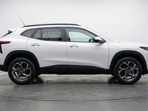 Used 2025 Chevrolet Trax LT w/ LT Convenience Package image 11