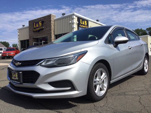 Used 2017 Chevrolet Cruze LT w/ Convenience Package FWD image 2