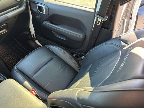 Used 2019 Jeep Wrangler Unlimited Sahara image 15
