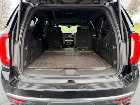 Used 2021 GMC Yukon XL Denali w/ Denali Premium Package image 9